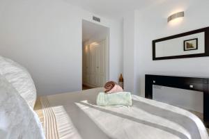 Modern 2-bedroom flat next to the sea