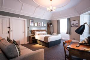 Family Room (2 Adults + 2 Children) with River View room in Innkeeper's Lodge Edinburgh South Queensferry