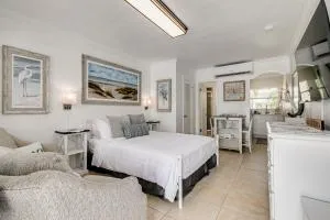 Enjoy the Pool while being Steps from Beach and Restaurants! - Coconut Villa's Suite 6 - 雷丁顿海岸