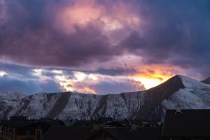 Apartment with mountains view near to the gondola
