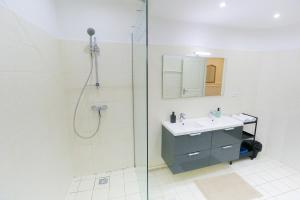 Appartements La Jungle, T5 hypercentre chic et cosy, wifi, netflix par SOVALFI : photos des chambres
