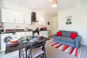 Ruby Suite Moseley Mews by StayStaycations