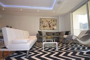 LUXURY CONDO LOCATED iN THE HEART OF MIAMI