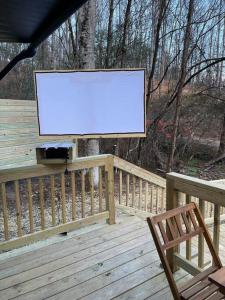 Daffodil Dream Camper with Hot Tub - Movie Screen - Fire Pit - BBQ