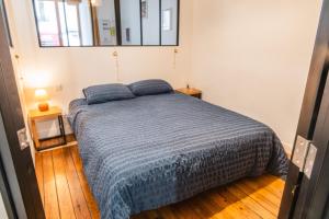 Létablissement TOIMOINOU, Hyper-centre, vue marché, proche mer 150m, lits faits à votre arrivée, serviettes de toilette, ménage, inclu, Netflix, accueil en personne