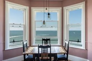 Stylish Beachfront Apartment, Sweeping Ocean Views and Luxury Touches - Beltinge