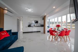 Ponderosa 619, Las Americas, 2 bedroom apartment with large terrace and ocean view, next to Siam Park