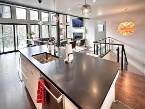Wapo Contemporary 4BD with Hot tub