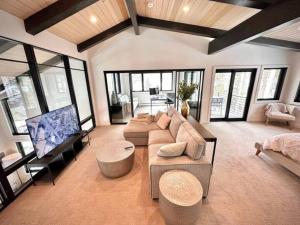 Wapo Contemporary 4BD with Hot tub