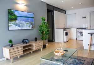 Family Apartment - Aircon, Spacious Balcony, Fast WiFi, Free Parking