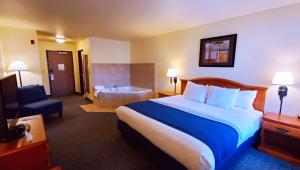 King Room with Spa Bath room in Magnuson Grand Pikes Peak