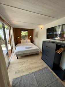 Maisons de vacances SUPERBE BUNGALOW*JACUZZI*JARDIN*CLIM*WIFI*PARKING : photos des chambres