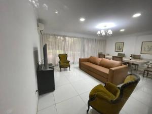 Amplia Casa cerca de Aristdes con Patio y Parilla