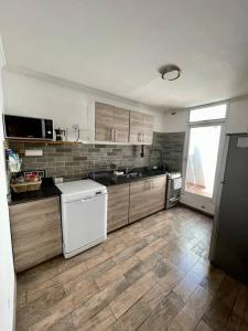 Muy amplio Piso cerca de Aristides 24hs cn parilla