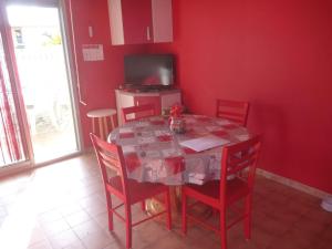 Appartement 6 pers, terrasse, à 2 pas de plage et commerces, parking, option Internet - FR-1-387-153