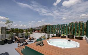 Rooftop Hot Tub! 3 levels, 5Bedroom in Villa Noria