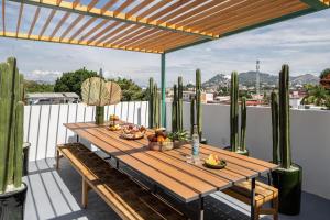 Rooftop Hot Tub! 3 levels, 5Bedroom in Villa Noria