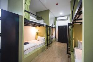 Giường trong phòng ngủ tập thể dành cho nam (Bed in Male Dormitory Room)
