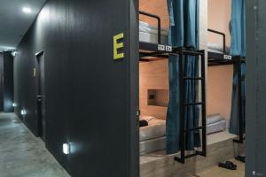 Giường trong phòng ngủ tập thể nam có 4 giường (Bed in 4-Bed Male Dormitory Room)