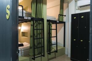 Giường Tầng Trong Phòng Ngủ Tập Thể Cho Nam  (Bunk Bed in Male Dormitory Room )