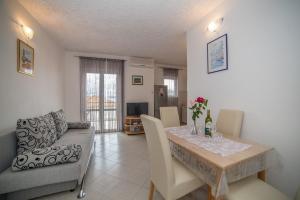 Apartment in Okrug Gornji with sea view, balcony, air conditioning, WiFi 5048-2