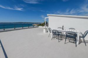 Stunning beachfront apartment with roof terrace