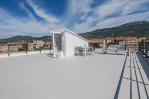 Stunning beachfront apartment with roof terrace