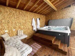 Maisons de vacances Gite a la ferme avec jacuzzi et piscine chauffee : photos des chambres