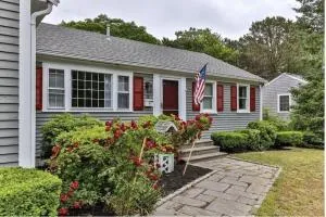 A Cozy Cape house steps to Restaurants & Beaches ~1.4 miles down scenic roads - Bass River