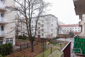 Orla 6 Prywatne mieszkanie z oddzielną sypialnią i balkonem 300 od metra Ratusz Samodzielne Zameldowanie! Self Check-in System!