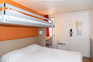 Hotels Premiere Classe Arles : Chambre Triple (1 Lit Double et 1 Lit Simple)