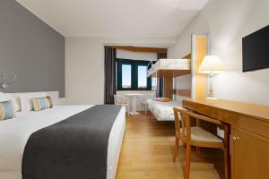 1 King Bed and 1 Bunk Bed, Non Smoking room in TRYP Montijo Parque Hotel