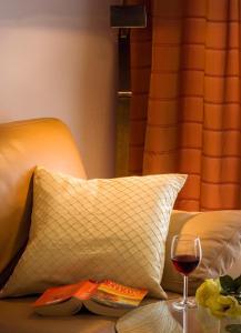 Ferienwohnung Les Oliviers über den Dächern von Nizza ruhig sonnig Meerblick Pool Tiefgarage Parkplatz