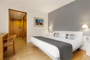 1 King Bed, Standard, Non-Smoking room in TRYP Montijo Parque Hotel