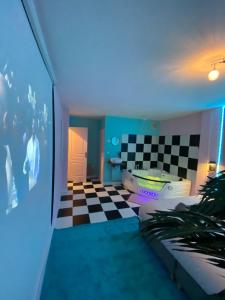 Appartements Capsule Miami Vice - Jacuzzi - Billard - Ecran cinema & Netflix - Ping-Pong - Nintendo & Jeux- : photos des chambres