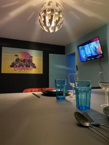 Appartements Capsule Miami Vice - Jacuzzi - Billard - Ecran cinema & Netflix - Ping-Pong - Nintendo & Jeux- : photos des chambres