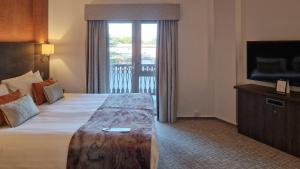 Deluxe Double Room with Extra Bed room in Coppid Beech