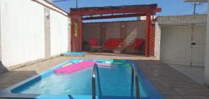 "Excelente Casa Pé na Areia com Opção de Piscina Aquecida Cobrado á Parte, Ampla Área de Lazer, Deck Coberto com Churrasqueira e Cooktop, Cozinha Americana, Ampla Sala de Estar com Lindíssima Lareira, Smart TV 50", WI-FI e o Melhor fica Pertinh