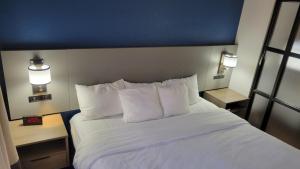 King Suite - Accessible/Non-Smoking room in Comfort Suites Macon