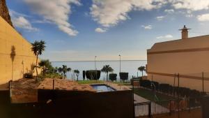 Apartamento de 2 dormitorios, gran terraza, vistas al mar junto playa Carvajal