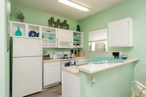 Charming family condo - walking distance to beach by Mustang Island, Sleeps Four, 2025 Traveler Award
