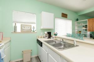 Charming family condo - walking distance to beach by Mustang Island, Sleeps Four, 2025 Traveler Award