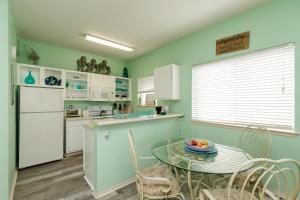 Charming family condo - walking distance to beach by Mustang Island, Sleeps Four, 2025 Traveler Award