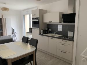 Charmant T2 en centre-ville avec balcon, parking privé et équipements bébé à Fort-Mahon-Plage - FR-1-482-99