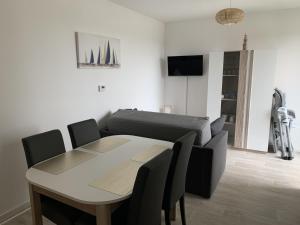 Charmant T2 en centre-ville avec balcon, parking privé et équipements bébé à Fort-Mahon-Plage - FR-1-482-99
