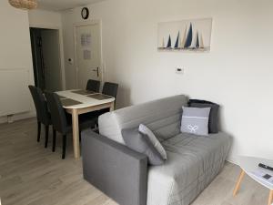 Charmant T2 en centre-ville avec balcon, parking privé et équipements bébé à Fort-Mahon-Plage - FR-1-482-99