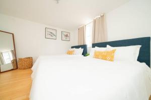 2Bed 2 Bath Airbnb Friendly building with Pool, Hot Tub, and Gym