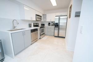 2Bed 2 Bath Airbnb Friendly building with Pool, Hot Tub, and Gym