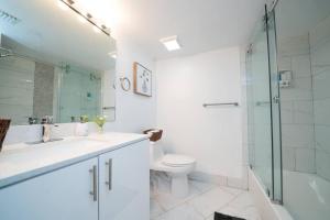 2Bed 2 Bath Airbnb Friendly building with Pool, Hot Tub, and Gym