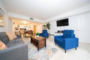 2Bed 2 Bath Airbnb Friendly building with Pool, Hot Tub, and Gym